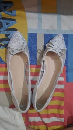 Gray pumps