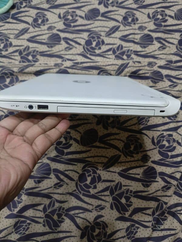 laptop hp full ok bs screen mai 1 line hai 3