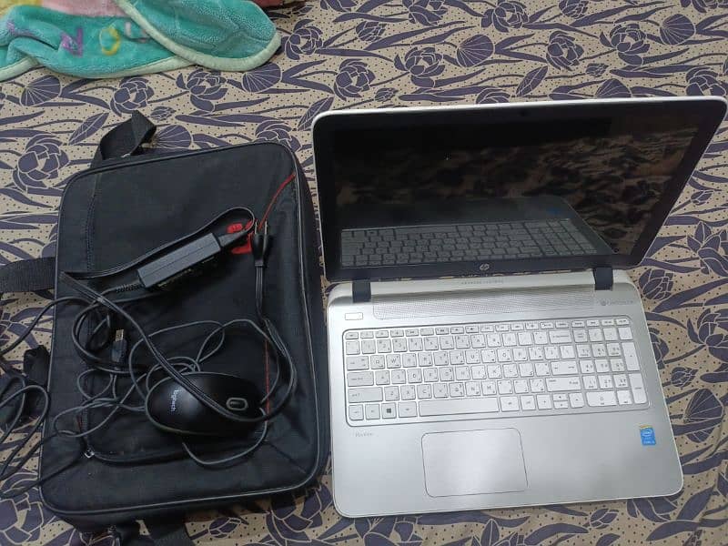 laptop hp full ok bs screen mai 1 line hai 7