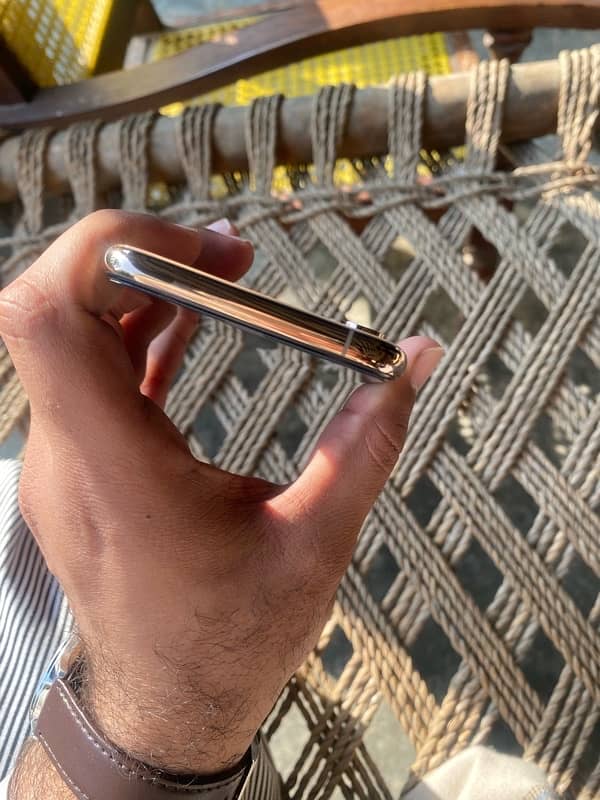 iphone xs(golden) 64gb pta approve 5