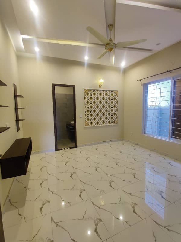 11 MARLA IDEAL LOCATION HOUSE AVAILABLE FOR SALE IN LDA AVENUE 3