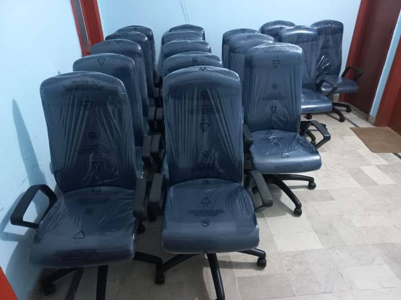 Slightly Use Offisys Master Chairs Available 9