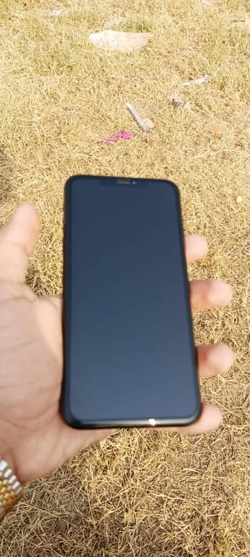 iPhone 11 Pro Max Lush Condition 6