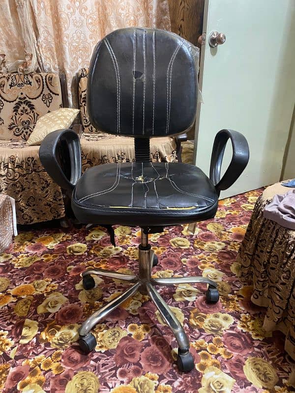 Computer revolving chair good condition 0/3/1/3/4/1/1/6/9/8/4 1