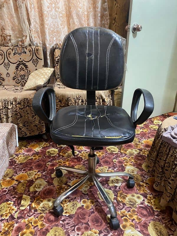 Computer revolving chair good condition 0/3/1/3/4/1/1/6/9/8/4 2