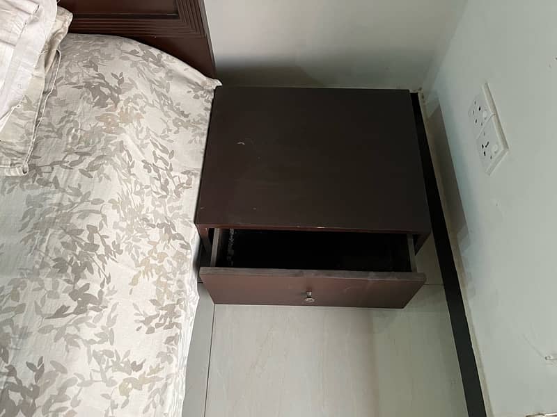 Single bedset with side tables and dresser 3