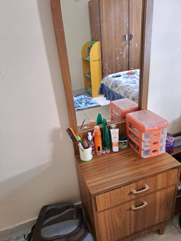 dressing table with Mirror for sale in perfect condition 0