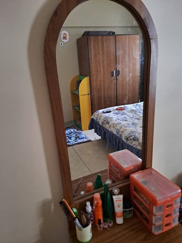 dressing table with Mirror for sale in perfect condition 2