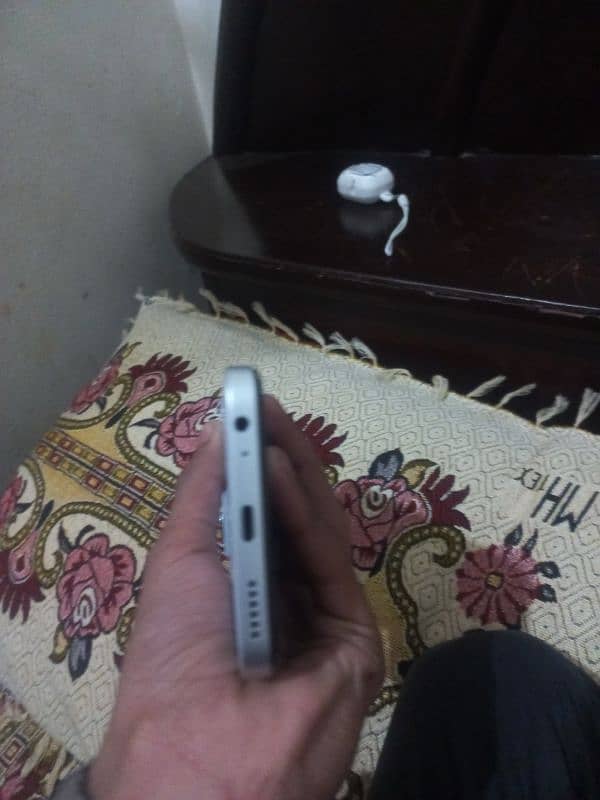 25 days used ha box original charger har cheez ha mujy iPhone lena ha 4