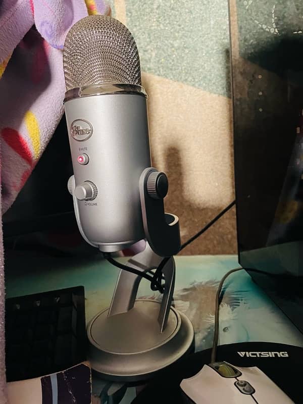 Blue Yeti logitech mic new condition 1