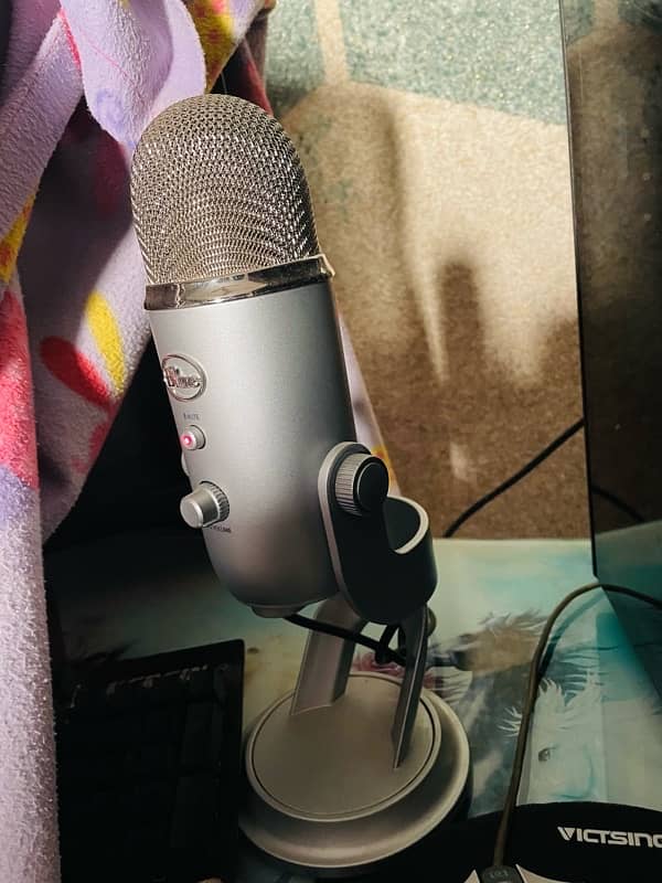 Blue Yeti logitech mic new condition 2