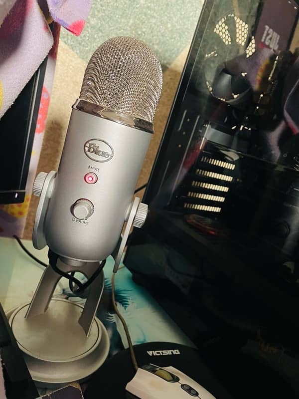 Blue Yeti logitech mic new condition 3