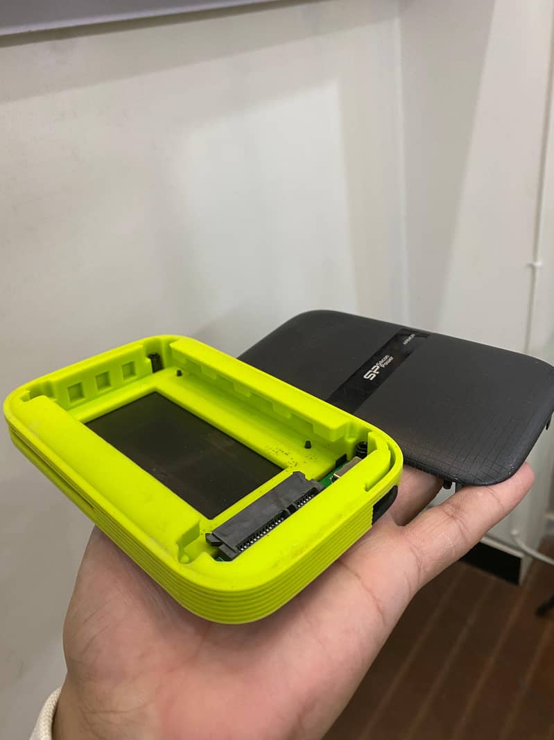 ARMOUR INPORTED HARDDRIVE CASE FOR HHD AND SSD 0