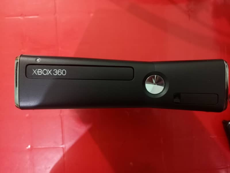 Xbox 360 slim 320 gb with 2 controller 1 wireless controller 2 battery 2