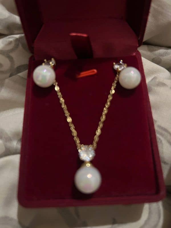 one pearl gold plated pendant with gold plated chain. 0