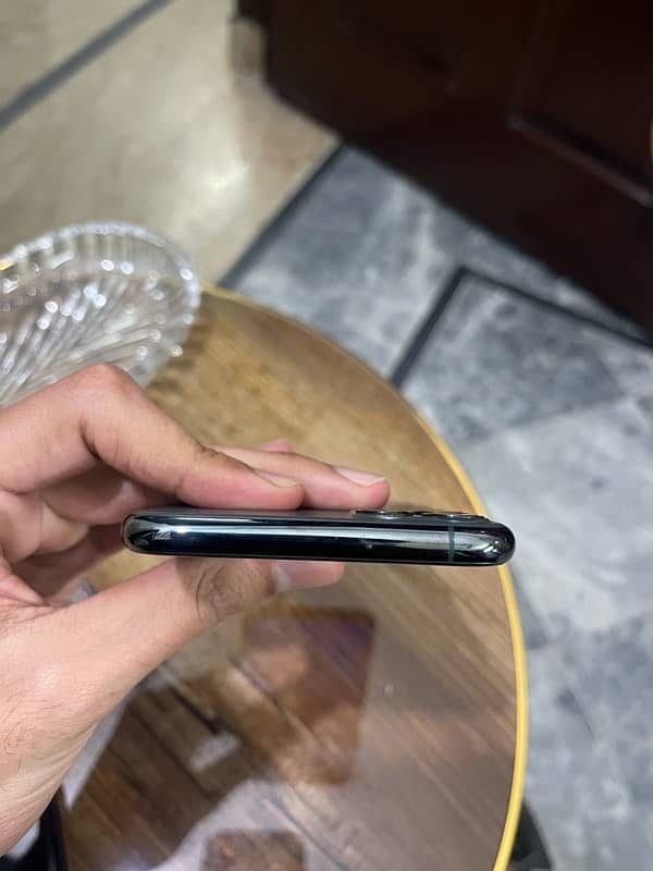 iphone 11 pro max 4