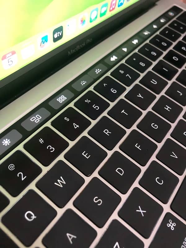 MacBook Pro 2019 13inch | TouchBar 0