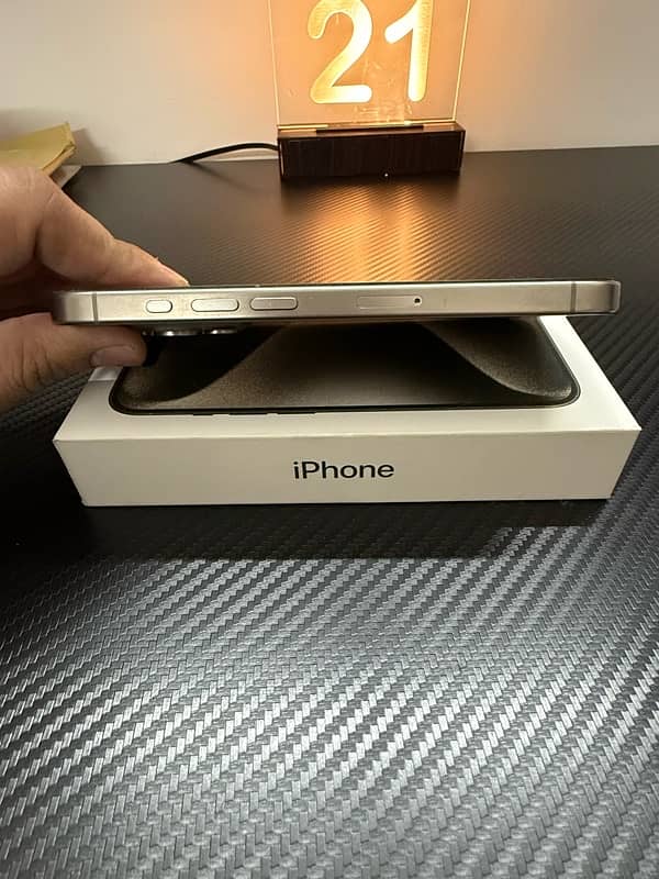 Iphone 15 pro Natural Titanium 3