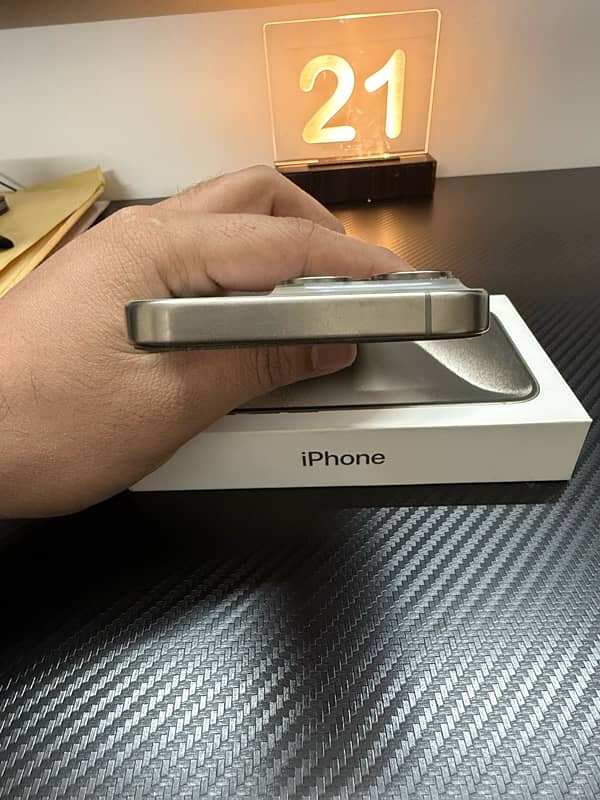 Iphone 15 pro Natural Titanium 4