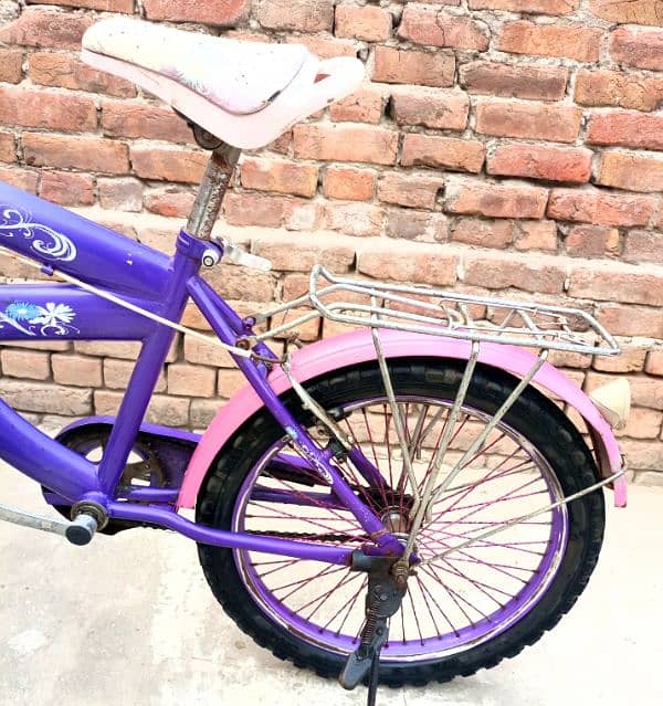 Girls bicycle in good condition 2