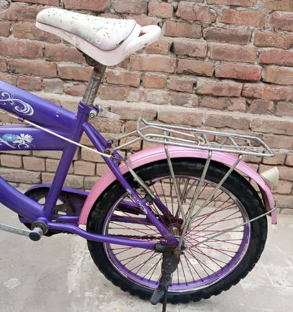 Girls bicycle in good condition 3