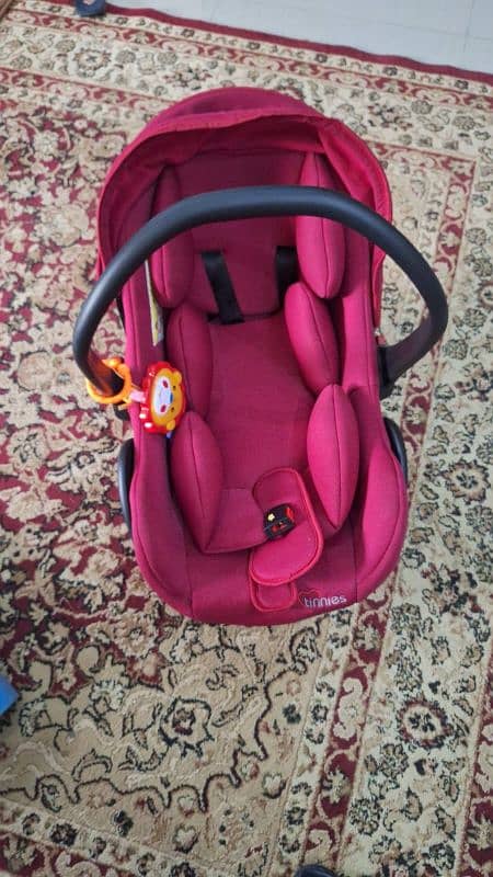 Tinnies Carry Cot/Car Seat 3