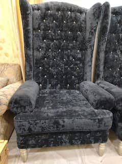 This is a pair of king chairs they are in new condition and 10/10