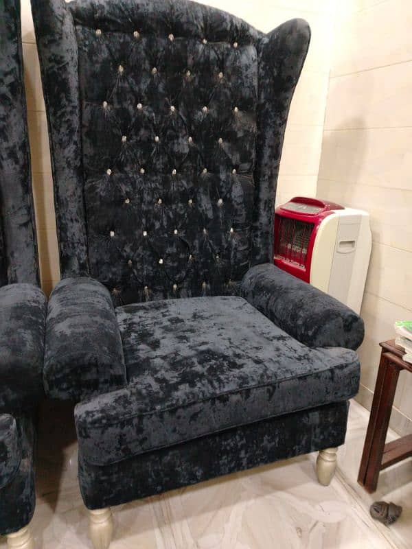 This is a pair of king chairs they are in new condition and 10/10 1