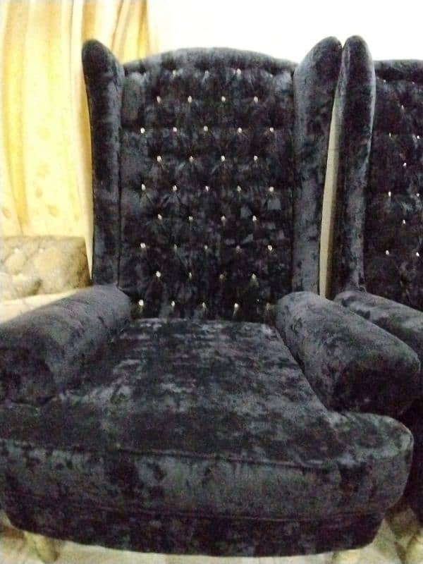 This is a pair of king chairs they are in new condition and 10/10 2