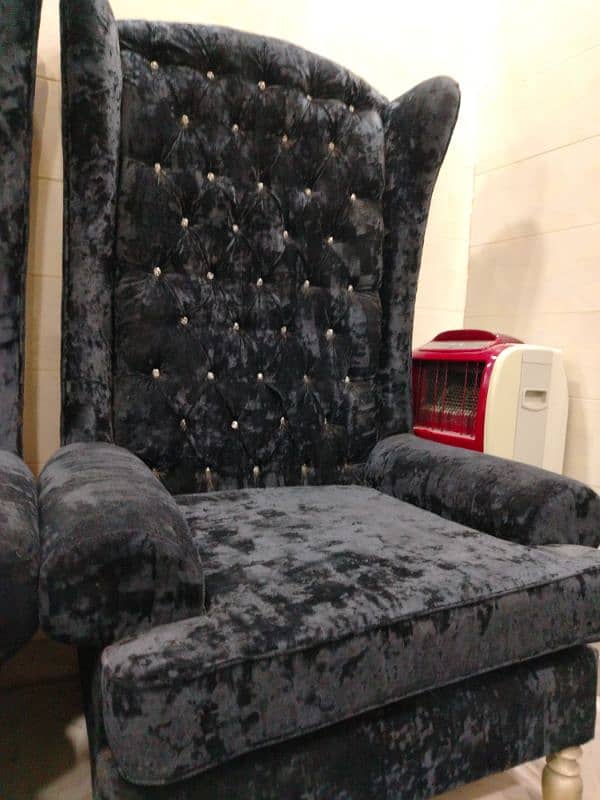 This is a pair of king chairs they are in new condition and 10/10 3