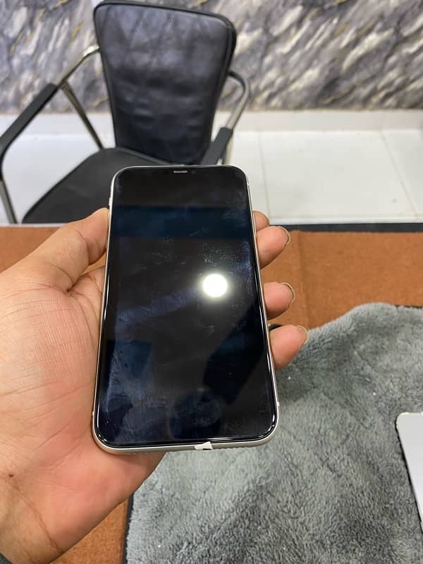 IPHONE 11 64GB brand new conditions 2