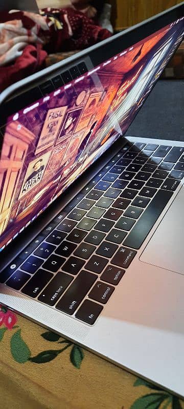 Macbook Pro 2017 13 inch Core i7 4