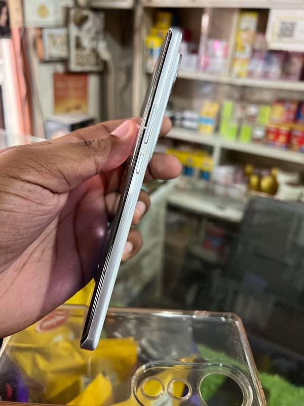 Vivo v40 10/10 condition scratchless 4