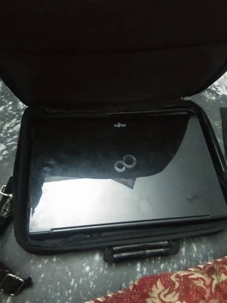 Fujitsu labtop with bag very new conditions 0