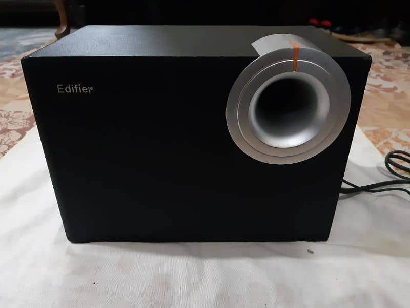 Edifier 2.1 sound system good condition 6