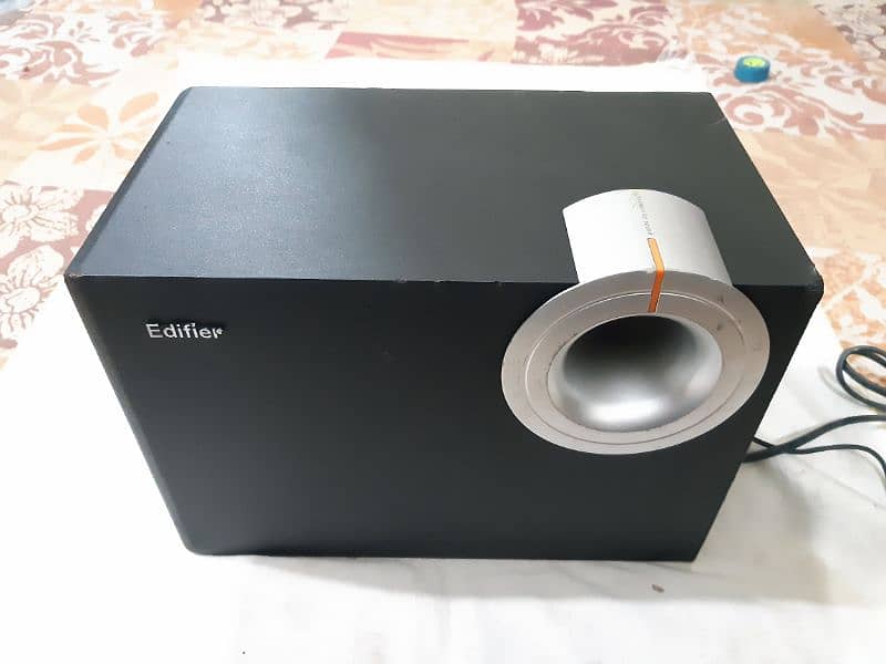 Edifier 2.1 sound system good condition 9