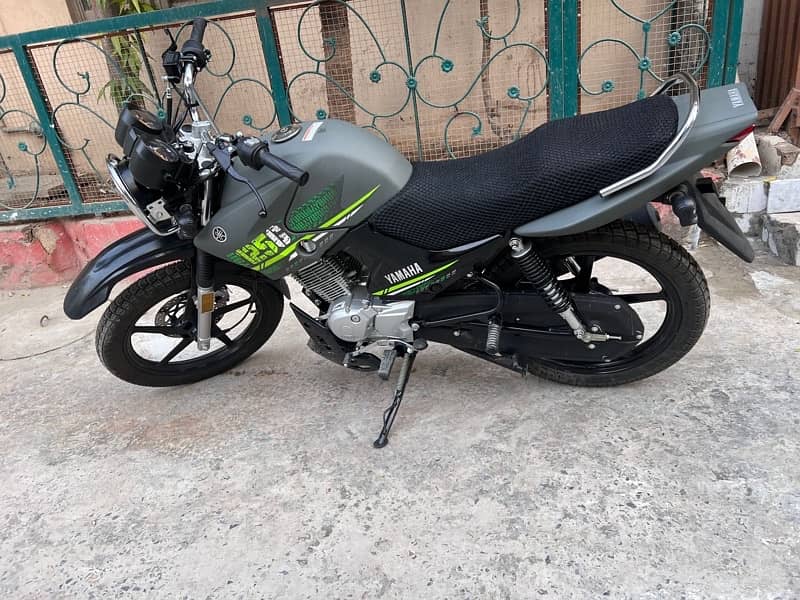 YAMAHA YBR 125g matt green new just 132km driven 0