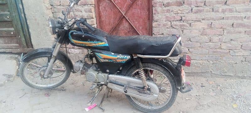 I sell my bike hi speed 2020 use condition ok engine good open leter 1