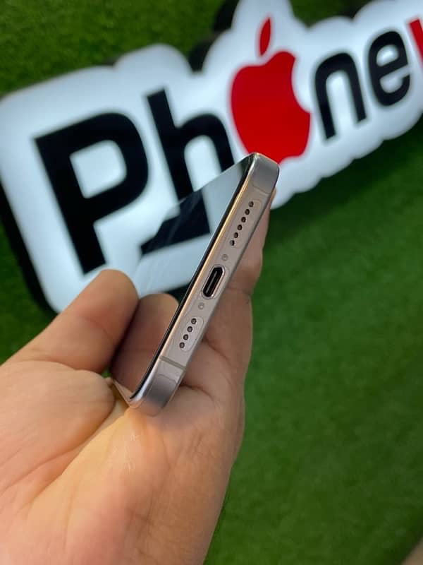 iphone 15 pro max 256/ HK factory unlock 3