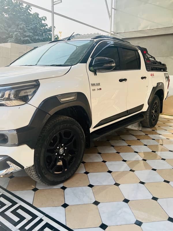 Toyota Hilux 2022 3