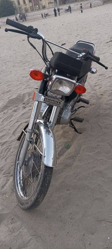 125 honda 2007 hai   full Ok hai hyd number hai koi km nh hai bike ma 2