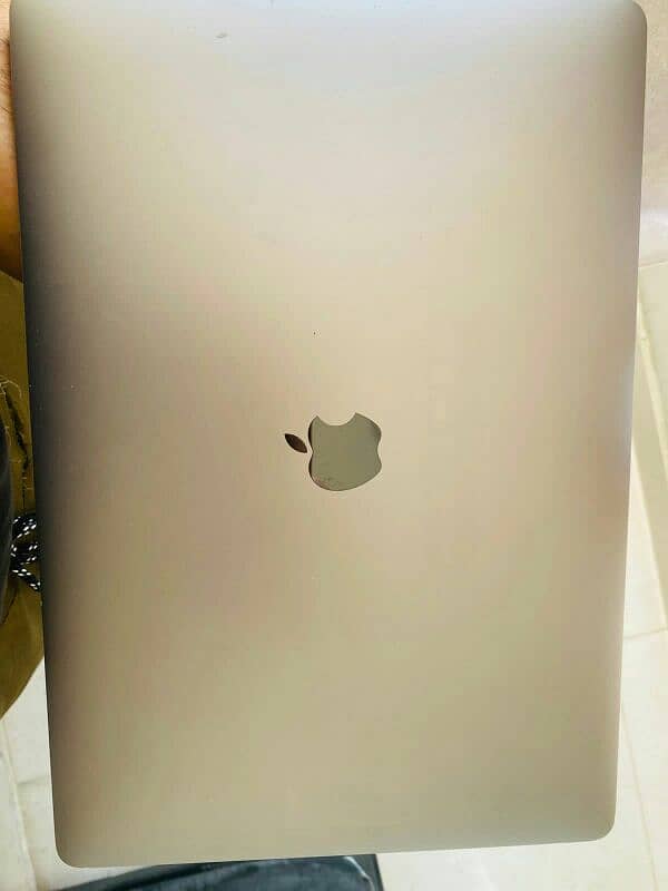 macbook pro/15 inch/core i9 /32 RAM/6GB gpu/6k disply/512 nvem/ 1