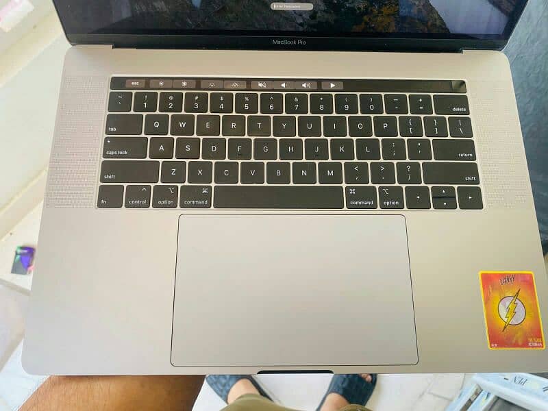 macbook pro/15 inch/core i9 /32 RAM/6GB gpu/6k disply/512 nvem/ 2