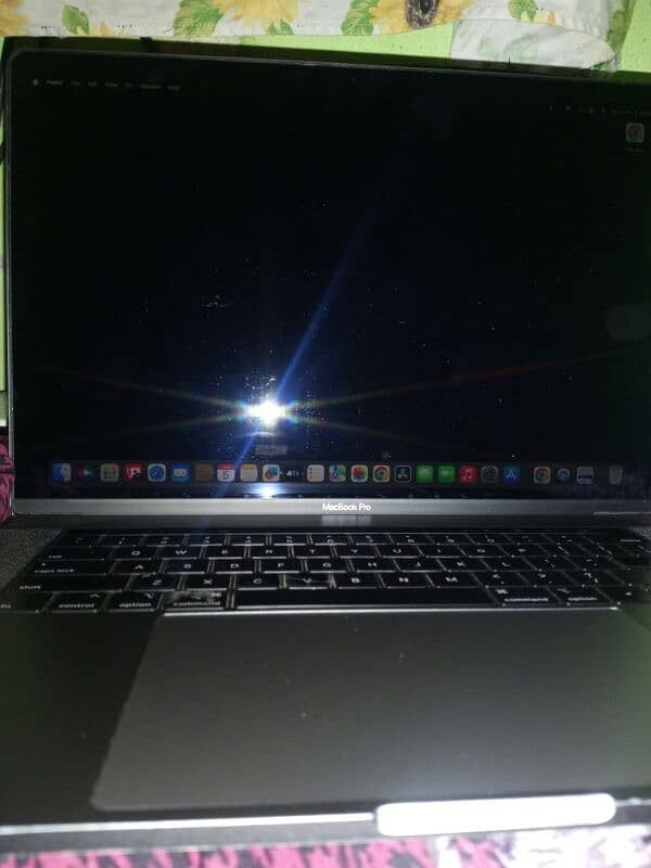 macbook pro/15 inch/core i9 /32 RAM/6GB gpu/6k disply/512 nvem/ 13