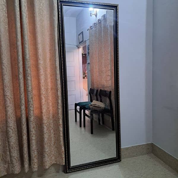 I m selling a mirror in a good condition 2