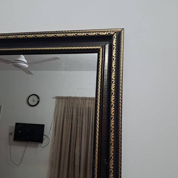 I m selling a mirror in a good condition 3