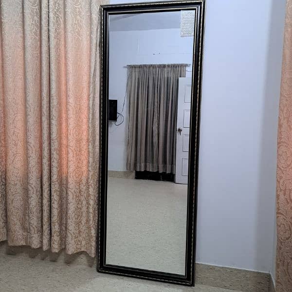 I m selling a mirror in a good condition 4