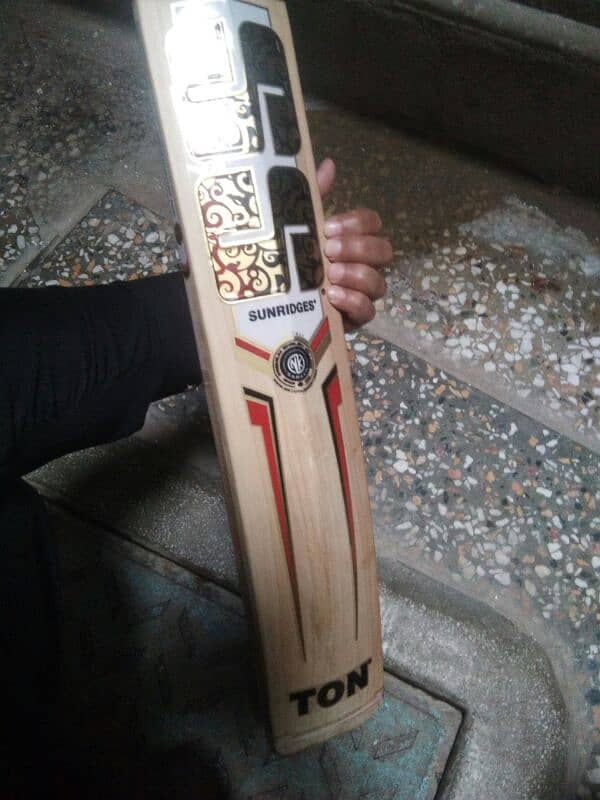 New Bat hain Sirf 4 matches Use Howa hain 1