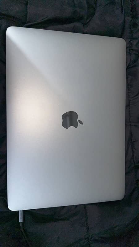 MacBook Air 2020 i3 8-256 used like new 0