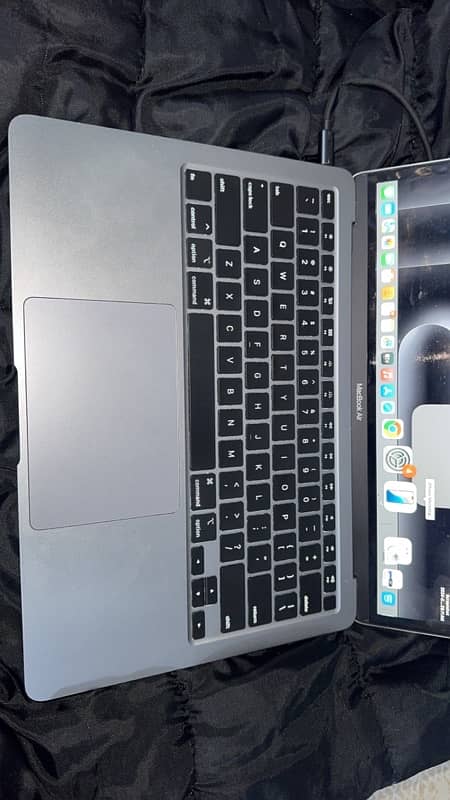 MacBook Air 2020 i3 8-256 used like new 1